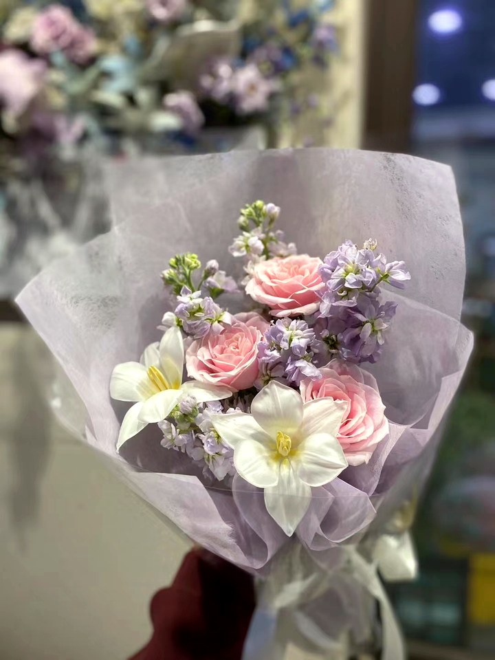 白色郁金香混搭小花束
